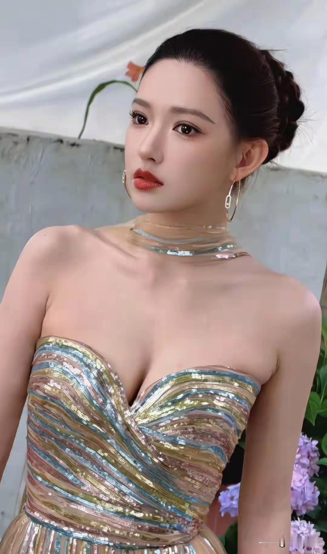 程潇彩虹亮片抹胸礼裙身材绝了！一身彩虹渐变亮片抹胸长裙格外吸睛，金、蓝、粉交