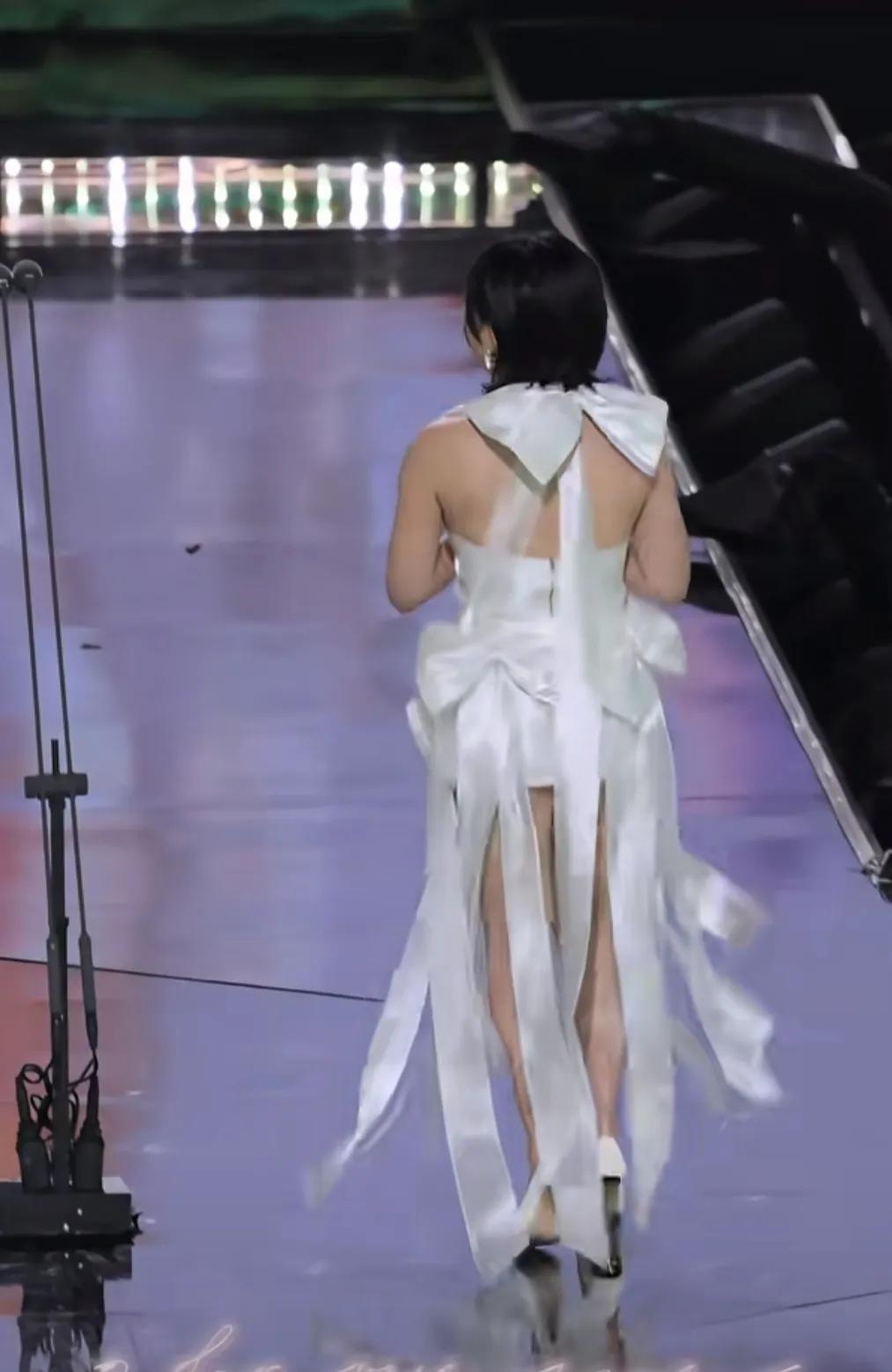 辣目洋子，这名字取得着实妙，就像这造型一样，真够辣目的。容貌不出众，身材欠佳，