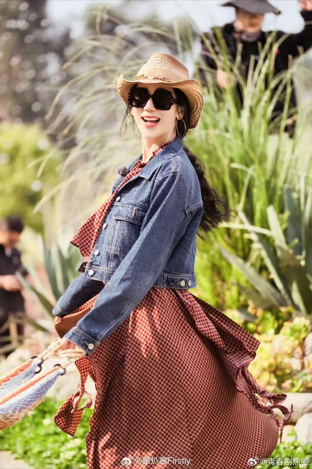 李静出道33年的首张站姐图金白开在大理拍到了内娱40加女团谁能预料李静意外出圈凭