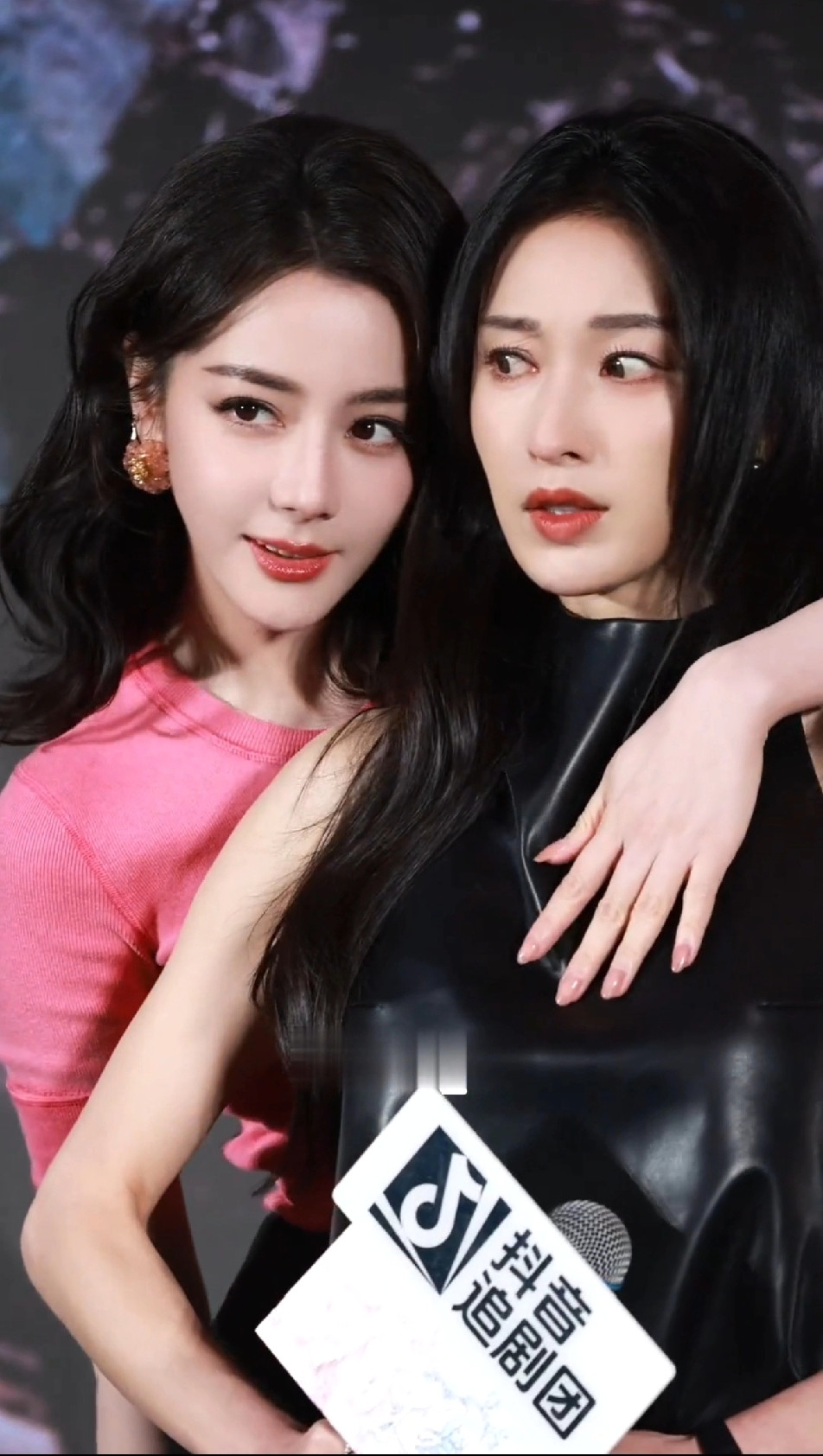 张俪被冒犯，黑脸不爽，回头一看迪丽热巴那张美艳魅惑的脸，立马黑脸变娇羞脸，两个姐