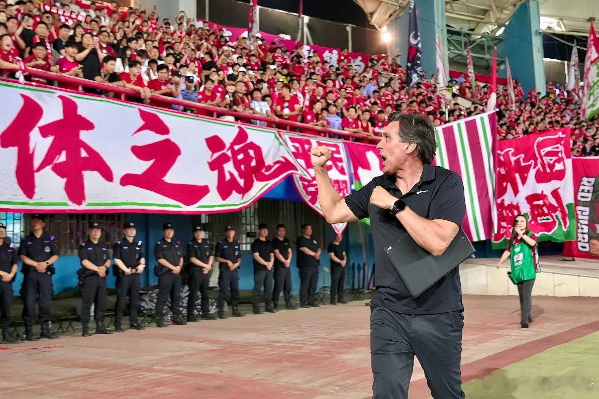 中超河南队主教练拉莫斯赛后一度掩面而泣，他感慨于球员拼尽全力捍卫了那份对手求之
