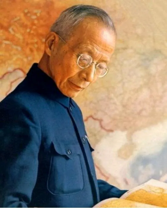1905年，竺可桢考上中学，和胡适是同学。一天，胡适当众挖苦竺可桢：小矮子，我看你活不过20岁！没想
