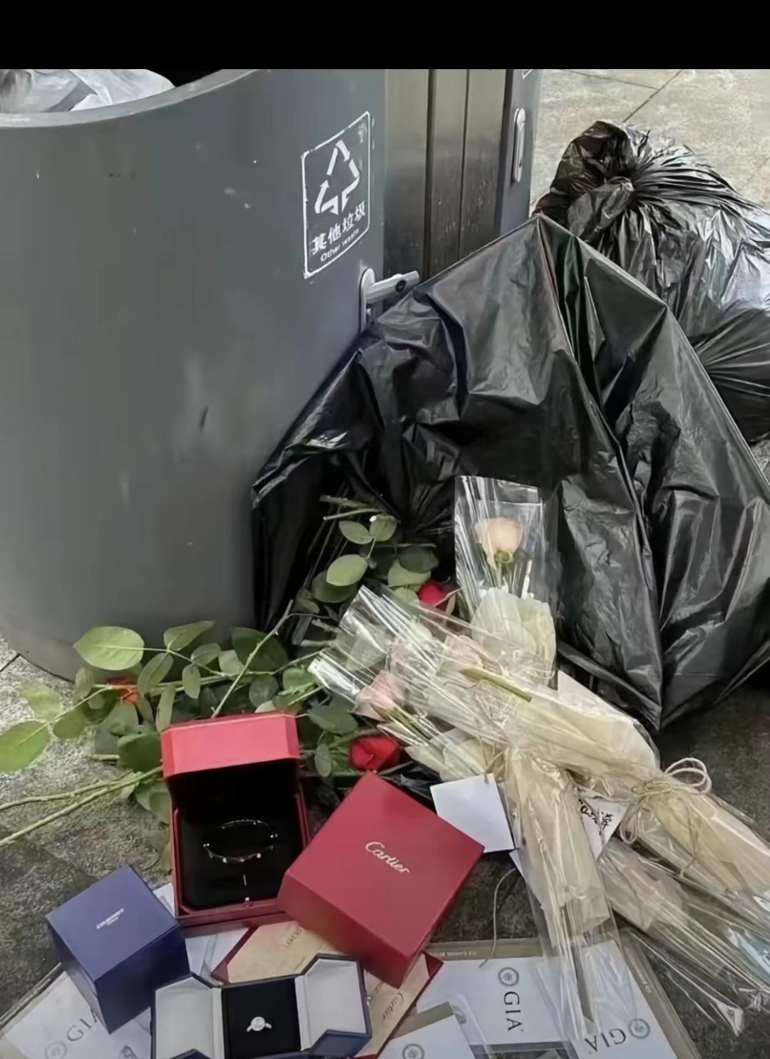 保洁张姐捡垃圾桶里的高档礼物，这哪是捡废品，分明是捡回了生活的温度！高档小