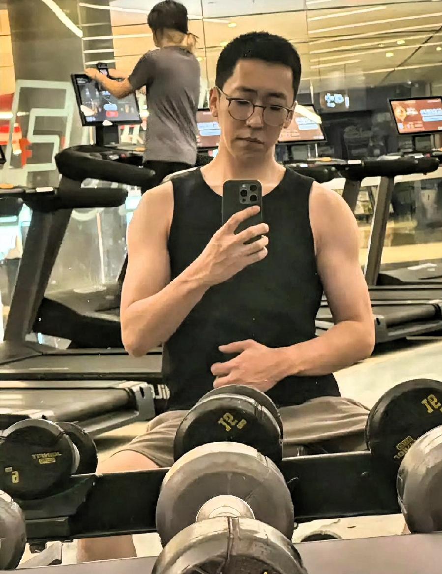 留几手戒烟半个月，腹肌没了，体重干到了150。他自己都懵了。4月17日他发文