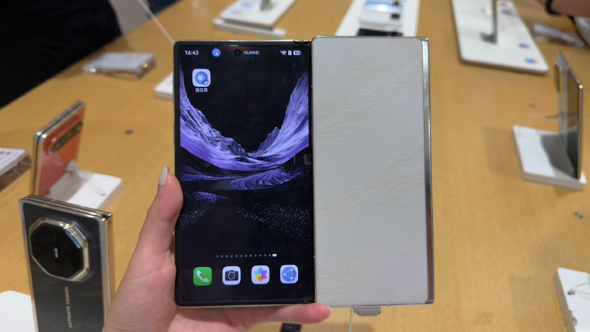 除了买不起，没啥毛病系列之HUAWEIMateXT2非凡大师。比起前两款三折叠，这次的新品换了一种折