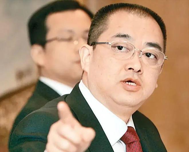 他的工资是每天77万，月薪2300万，他就是恒大集团董事局副主席，兼首席执行官夏