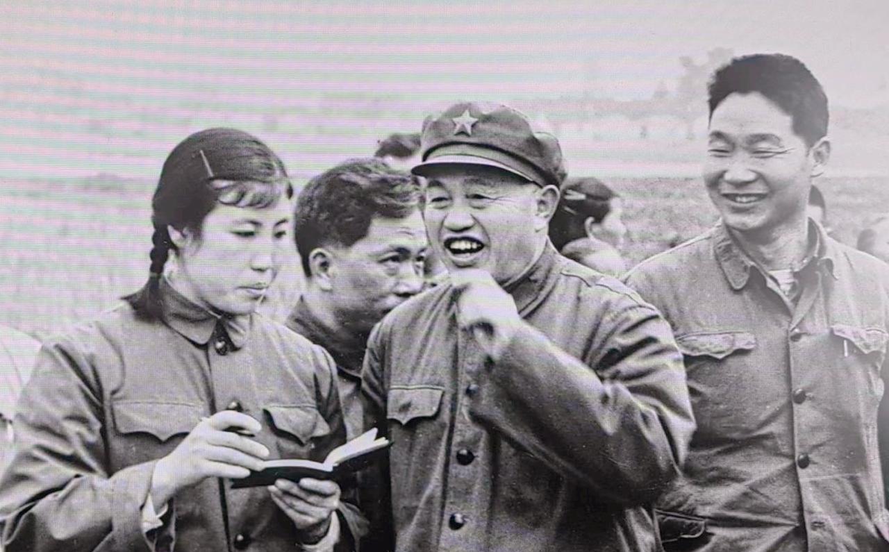 上世纪50年代，福州军区副司令皮定均中将下海岛视察，当晚住在了连队。第2天一早，