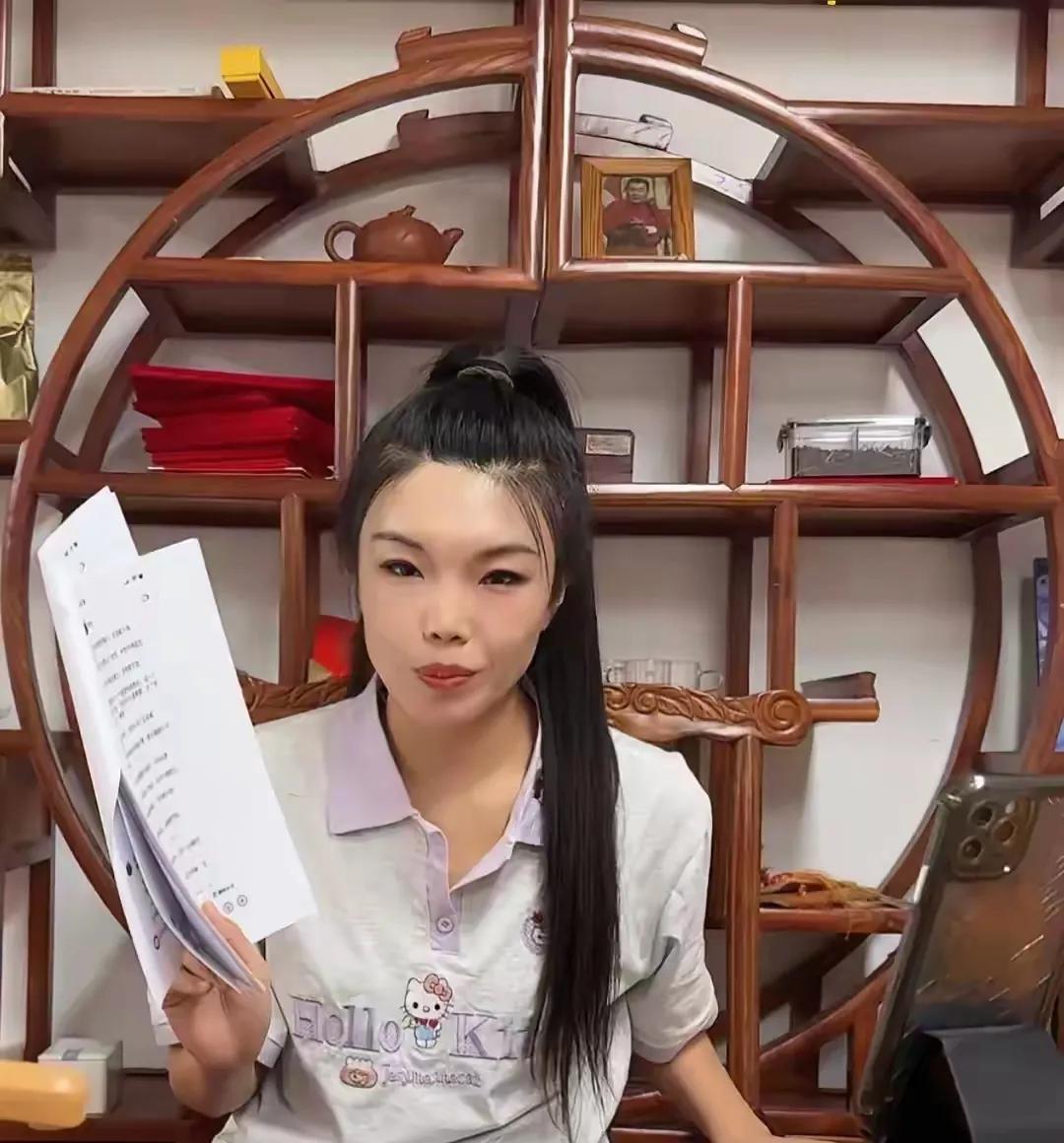张伯鑫的让嫂每天就是不停的砸缸，被人问原因，她回应是自己被孟鹤堂的粉丝网暴了。可