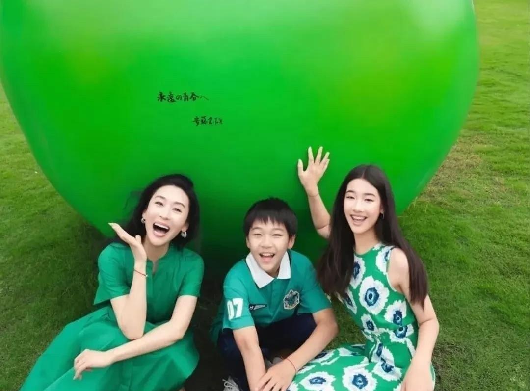 48岁苗圃罕见携龙凤胎拍户外大片！女儿像爸儿子像妈，这基因分配真绝了~近日，4