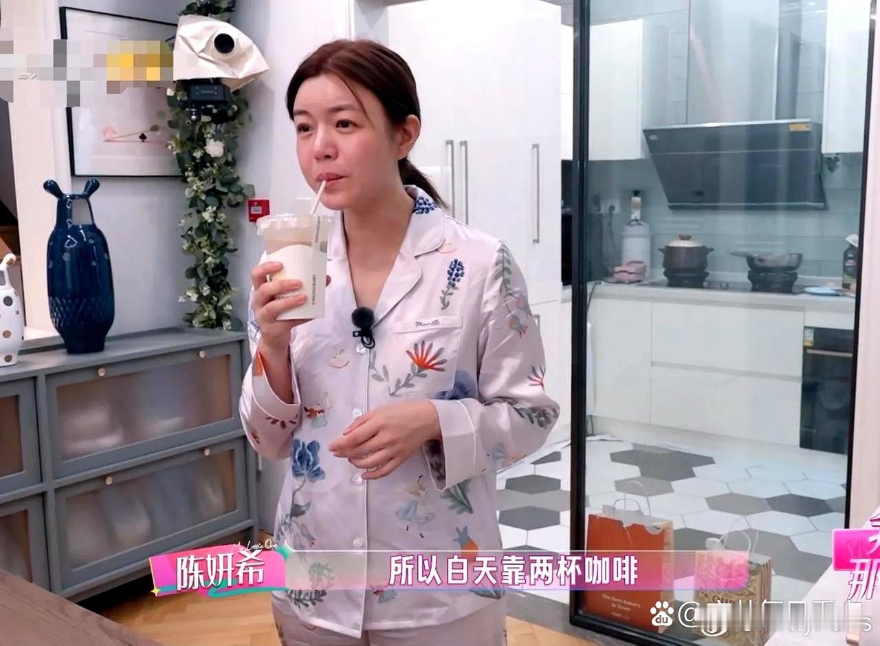 陈妍希每天早起忙着给家人做早饭，自己却一点也不吃。为了维持身材，她早午餐只喝杯咖