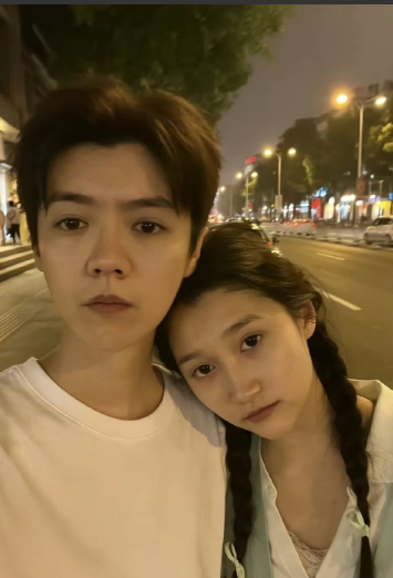 关晓彤当初的沉默是这段感情的导火索现在鹿晗台上喊着老婆，她内心多少是有点酸涩