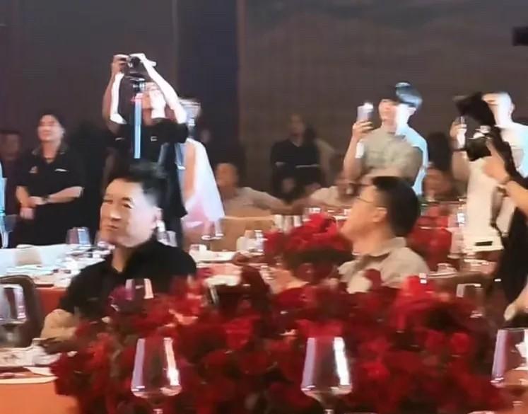 我猜到了楼老板会摆庆功宴，也猜到了王博会带着全队西装革履亮相，但真没想到，李春江