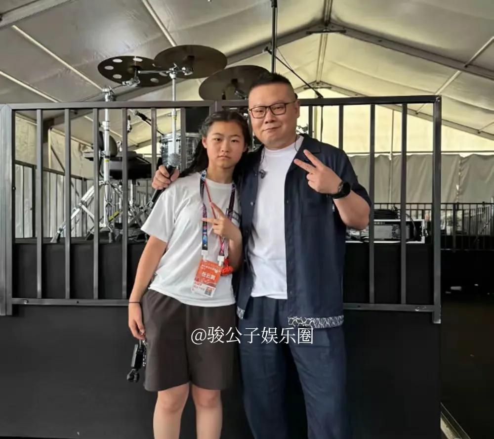 五一期间，岳云鹏带着女儿麓一现身某活动。这位13岁的女孩，虽然脸型偏圆，但并不显