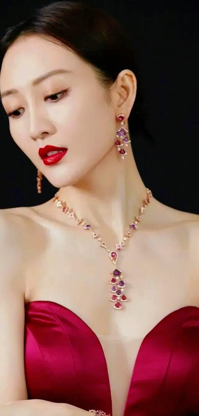 内娱最让人意难平的，就是王鸥了，明明长相挺好，演技也好，可却偏偏看中了说相声