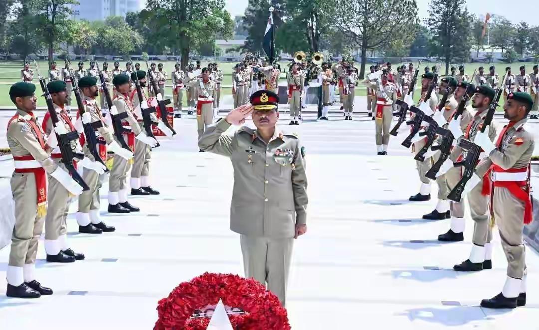 巴铁这一“政变”着实让人揪心。一直以来，中巴友谊那可是“铁哥们”般的存在。“政变