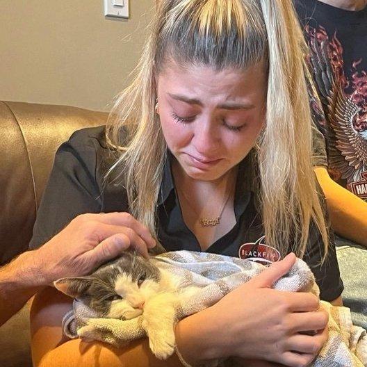 一位女士分享了她与她的小猫咪拍的第一张和最后一张照片