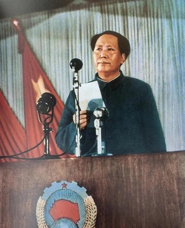 1949年开国大典前夕，毛主席以575票当选新中国主席，距离“满票”仅缺一票，周