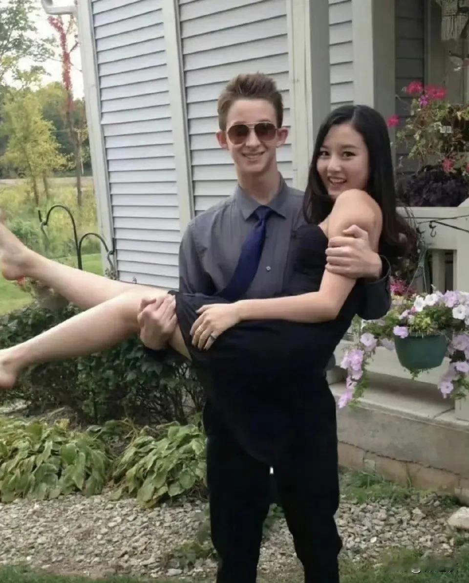 很多人都说；图片上这个外国人是宋祖儿的男朋友，然而事实真的如此吗？因为这组照