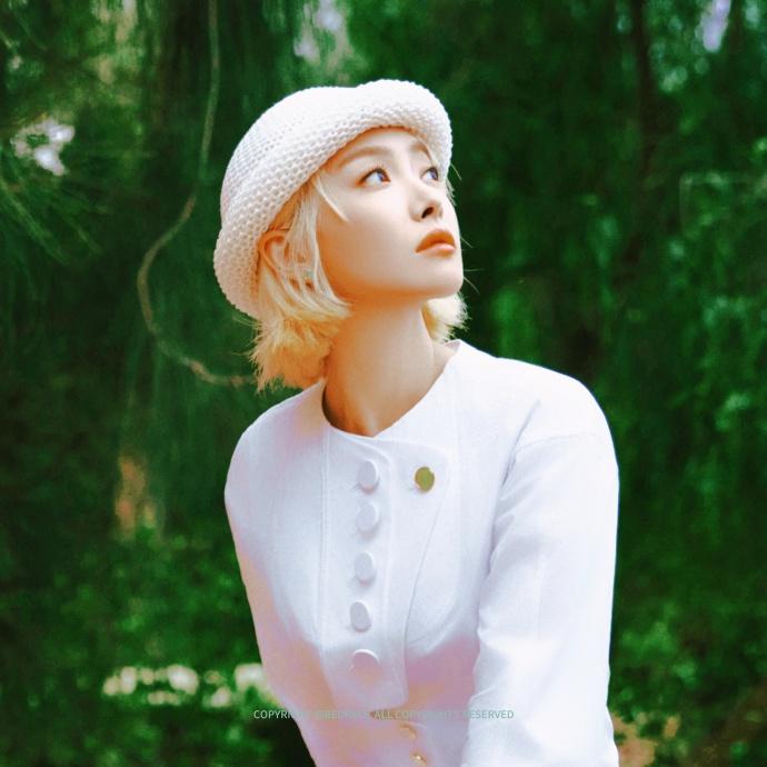 今日宋茜在参加LV的时尚活动的时候搭配的很靓丽，看上去像个超美的少女，还很有文艺