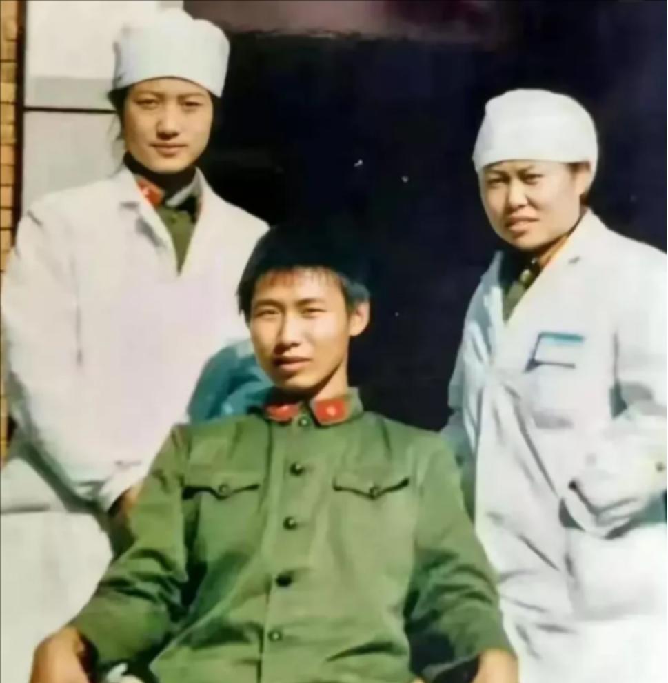 1987年，19岁的老山英雄刘庄在昆明陆军医院术后拍下这张珍贵照片，虽然失去双腿