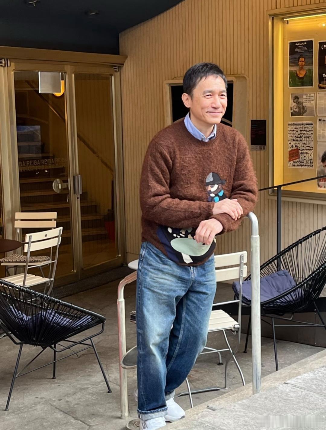 63岁梁朝伟在瑞士一家咖啡店被偶遇，他看起来苍老了好多，整个人有点怯怯的，笑得好