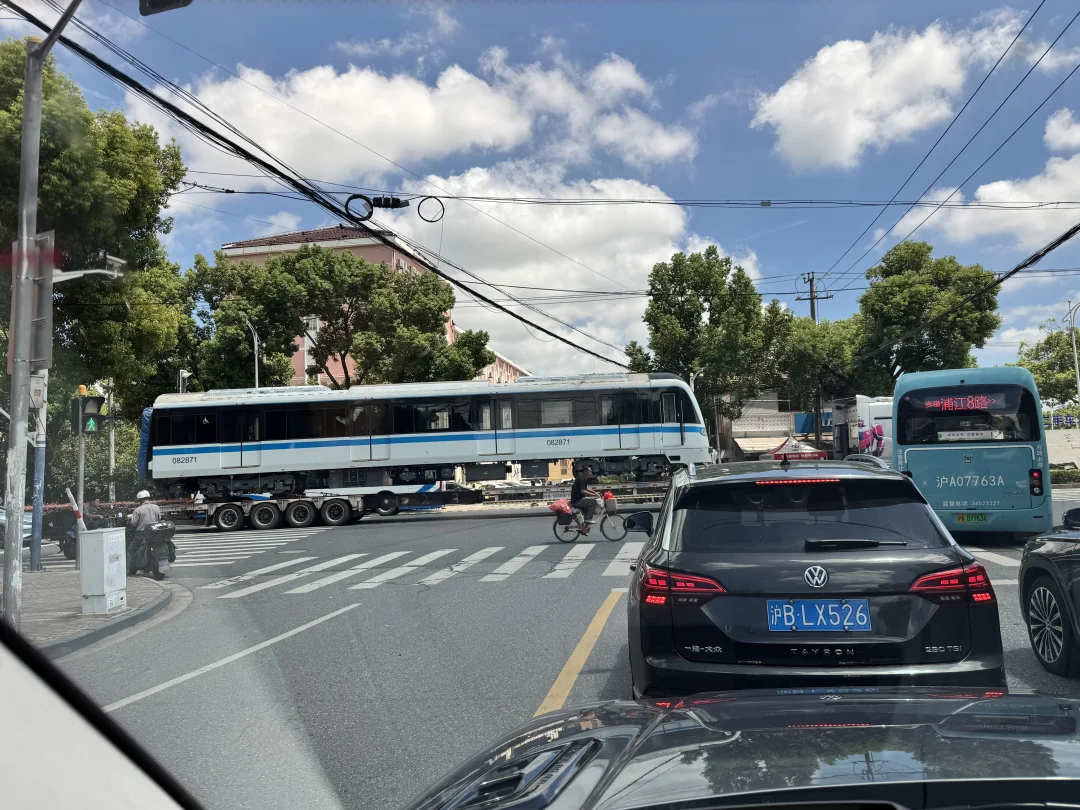 第一次看到用货车拉的地铁车厢