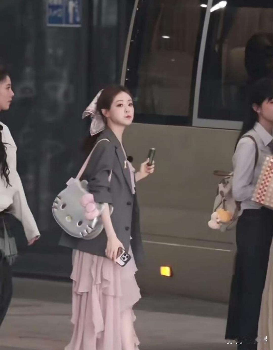 现在都流行这样穿鞋了？看着真⁠挺邋遢的‍‍‍。​​​