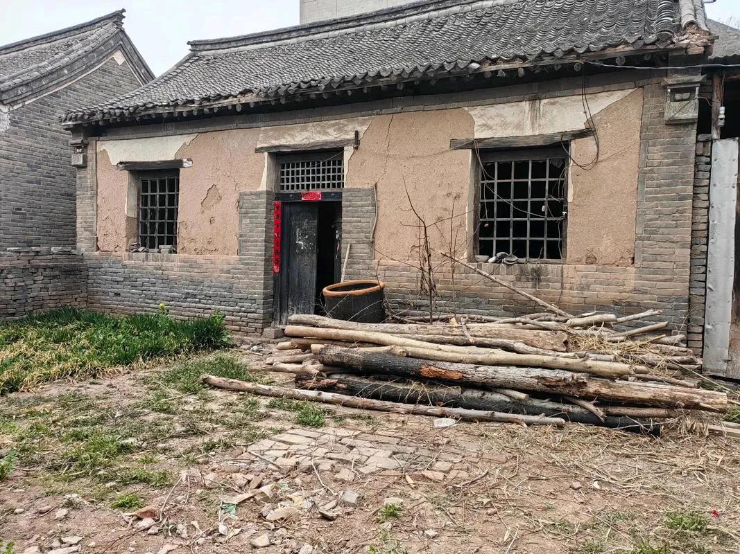 奉劝农村出来的老乡，家里的房子再破也千万留着别卖、别拆，农村好歹是你最后的根。那
