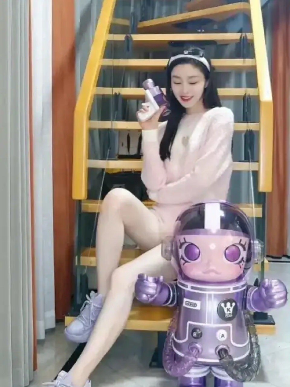 宋轶拿的这玩具，估计5万都会有人买吧。​​​