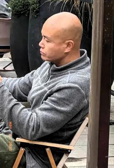 谁能料到当年《非诚勿扰》舞台上那个金句连发、语速快过子弹上膛的乐嘉老师，如今竟摇
