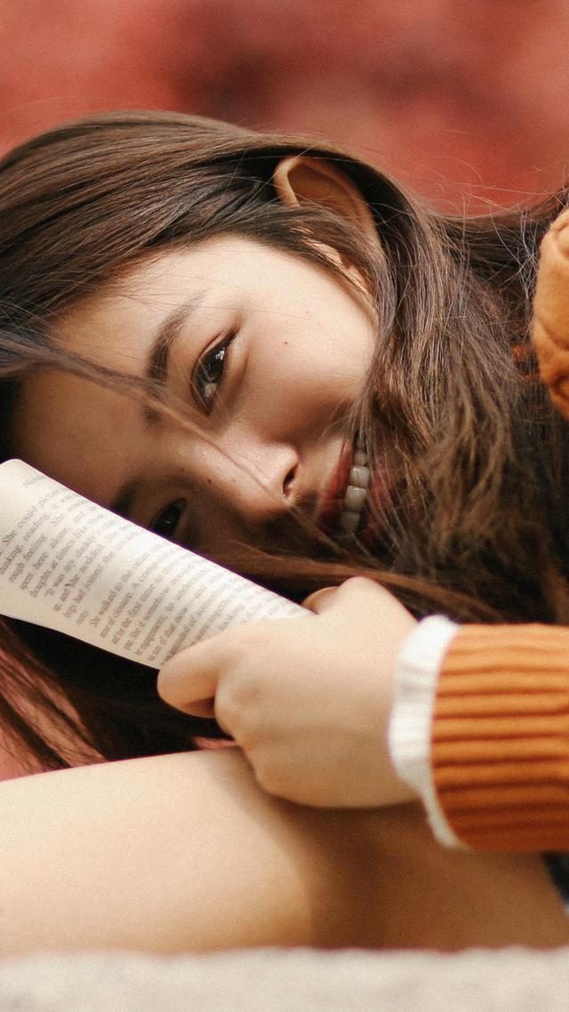 着装应该简洁得体而不暴露，能村托皮肤白嫩和气质优雅，展现身材修长的优势，同时必须