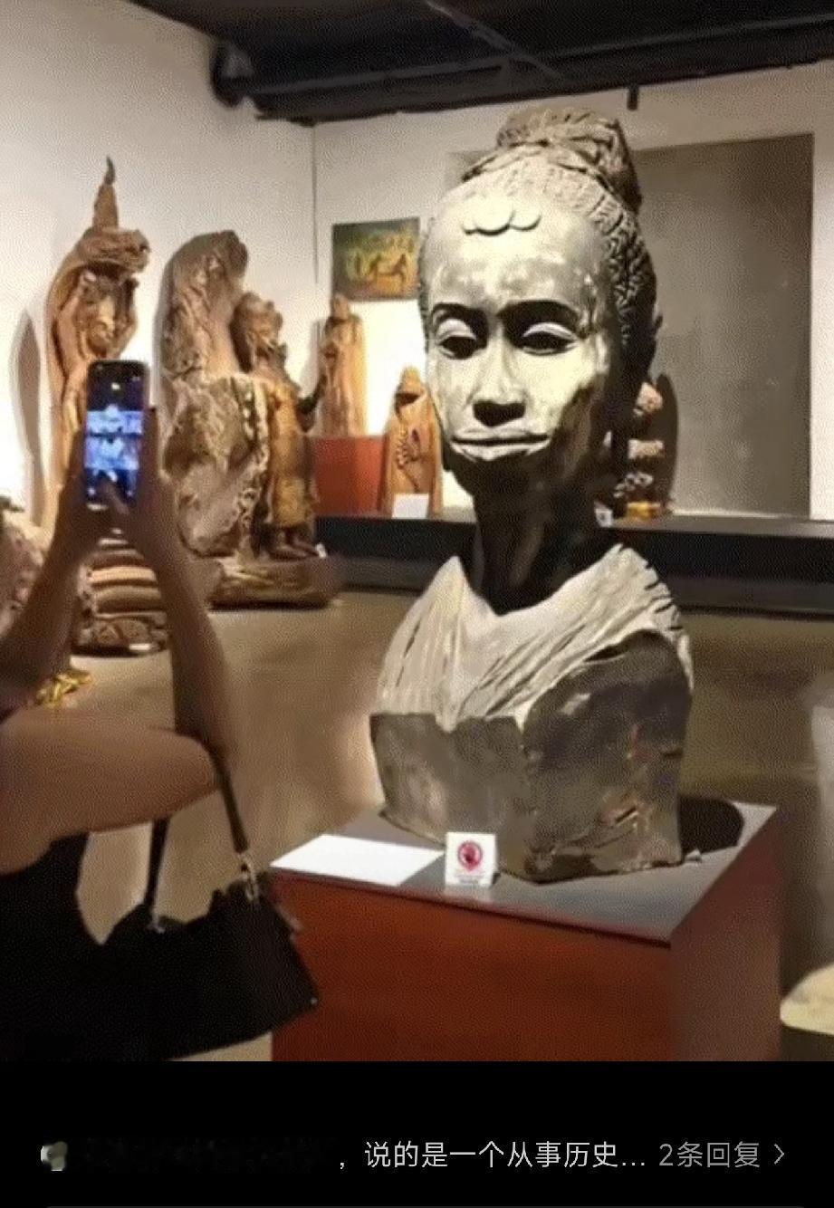 女子和闺蜜一起去博物馆参观文物，结果二人参观过程中，就注意到一个古人女性的雕像特