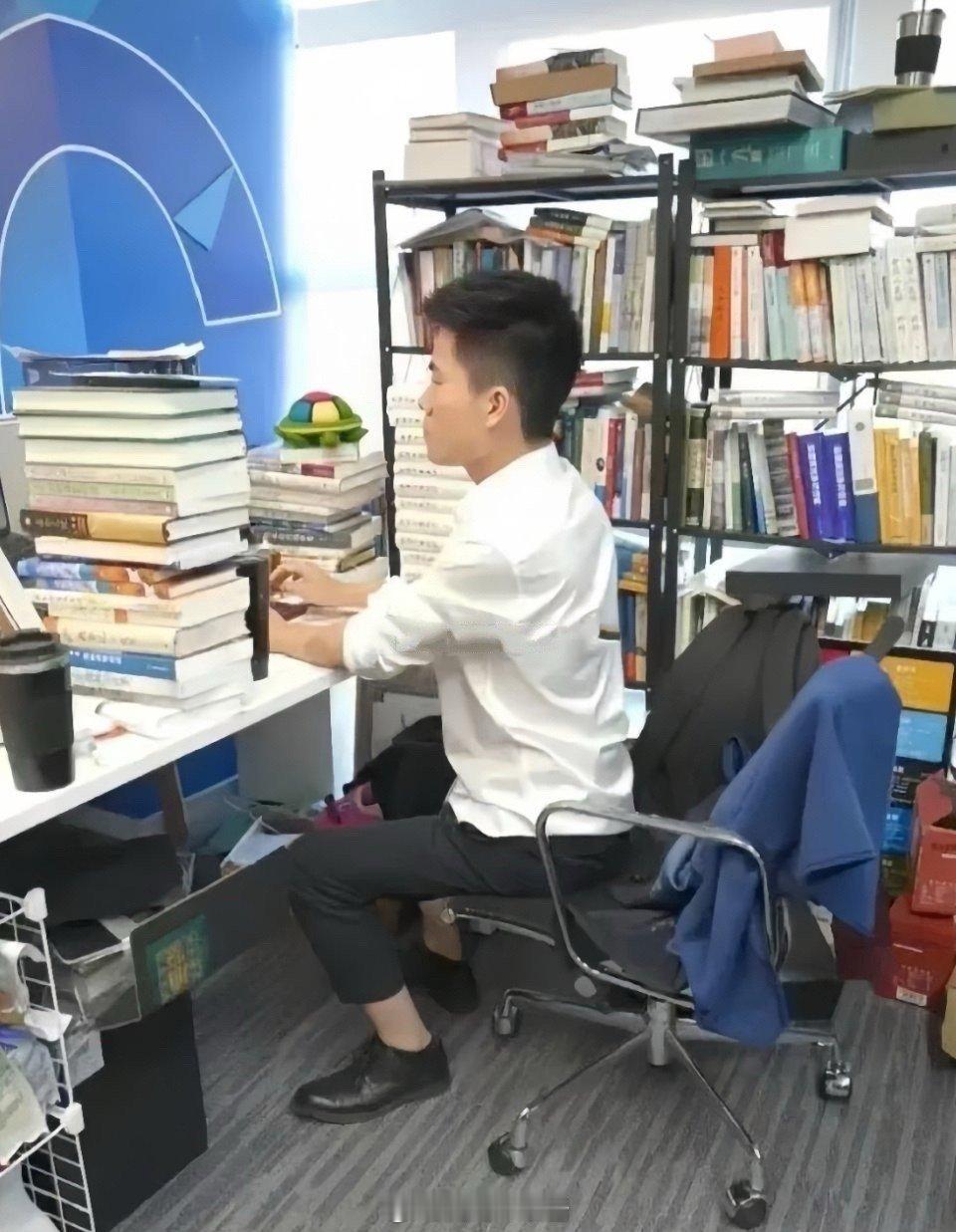 左边是董宇辉的办公室右边是俞敏洪的办公室说明什么？​​​