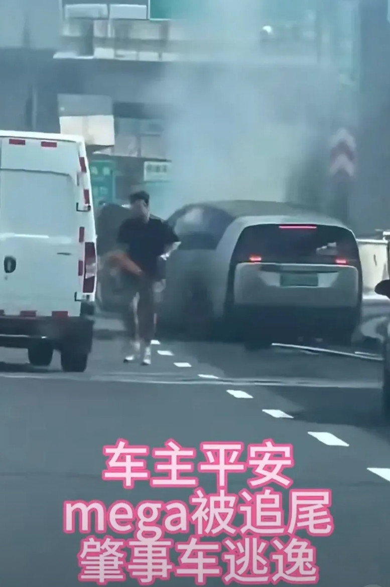 浙江杭州，浙f牌照的理想mega被撞起火，车主随后发声:被一辆黑色小车撞了，然后