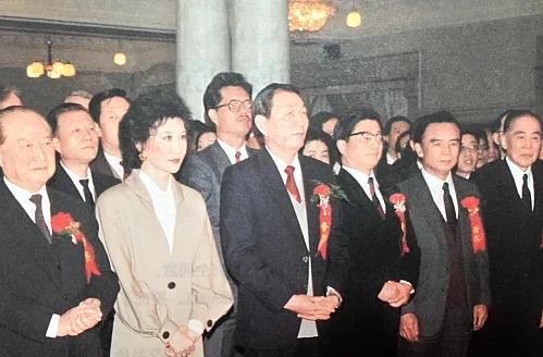 1990年12月19日，上海证券交易所开业仪式。前排左一为市政府顾问汪道涵，左二