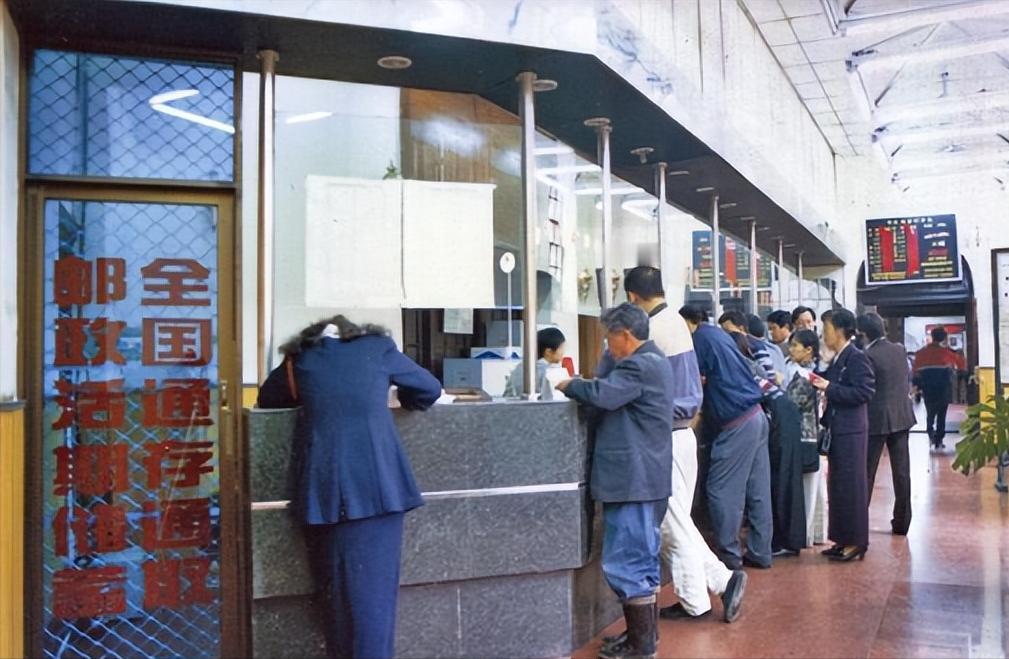 中国邮政真是个神奇的企业！1998年邮电分家后，邮政第一年就亏了179亿，成了全