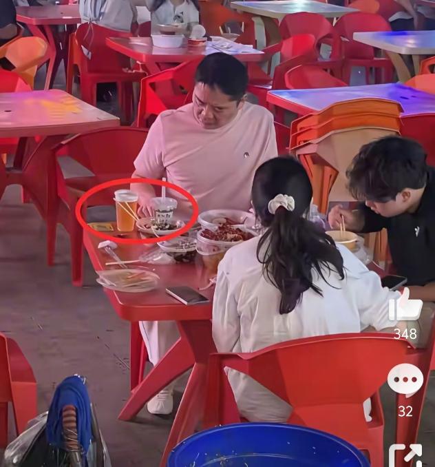 为什么刘强东这种身价过亿的老板，敢晚上独自外出溜达？近日，多名网友在福建祥坂