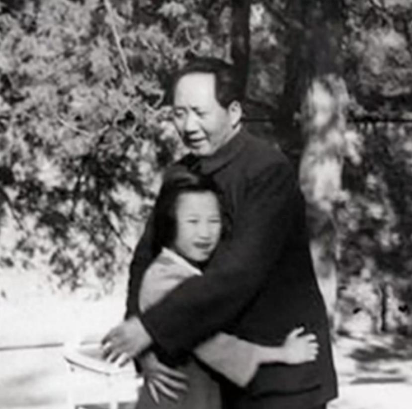 1972年李讷生娃后写信请求爸爸接济8000元，毛主席看罢来信后，心痛不已，指示