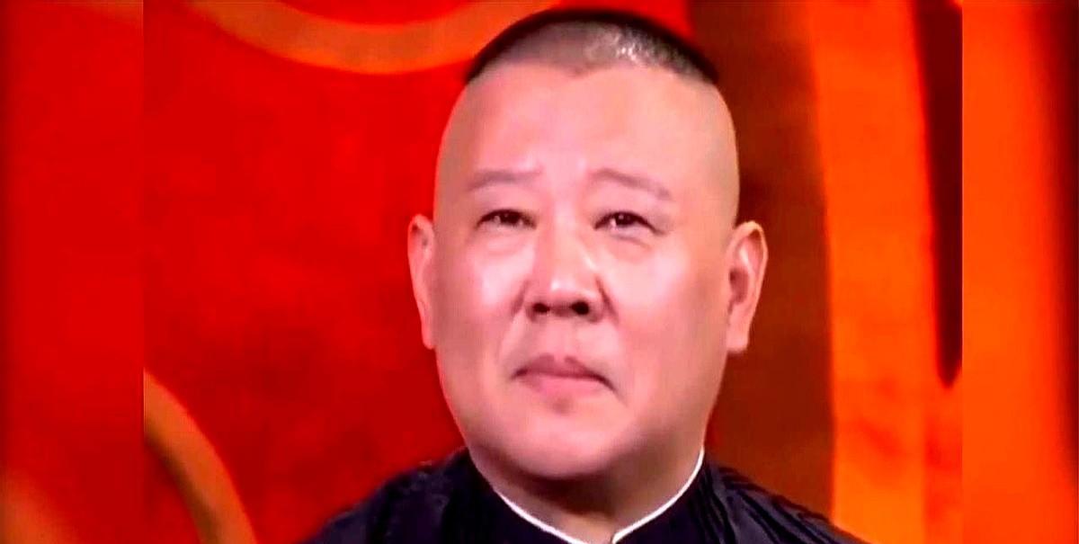 郭麒麟活得真拧巴。明明是德云社的少班主，相声界最大的星二代。偏偏抠抠搜搜自己