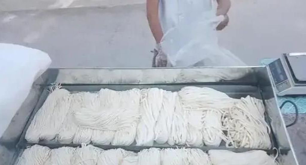 浙江温州，一面条店老板收下流浪老人的100元纸币，只给对方一两块钱面条却从不找钱