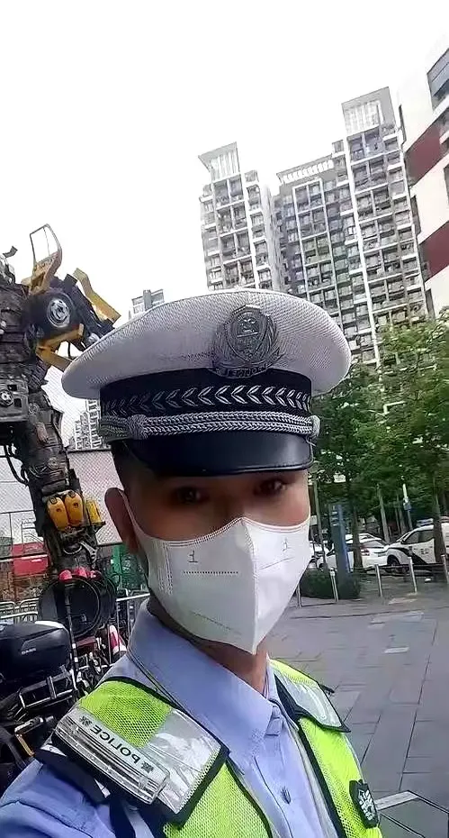 “他做辅警15年，月薪2800，我问他为什么不换工作，他的回答让我震惊！”