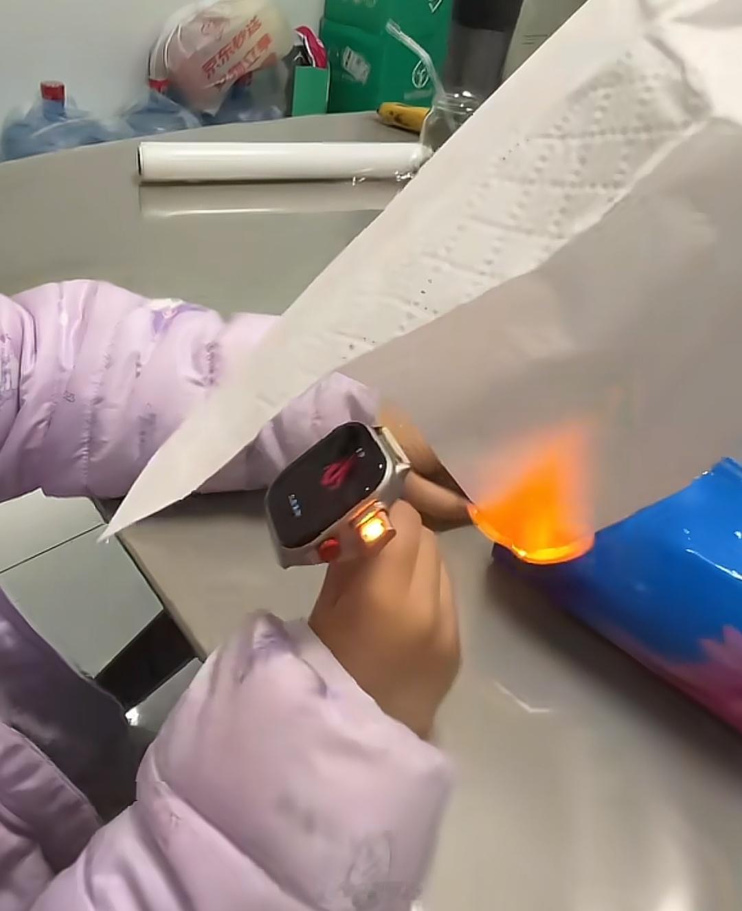 现在智能手表真离谱，竟然带点烟器功能，还是语音控制伸缩的