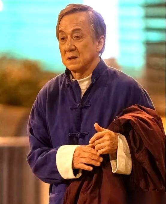 71岁的成龙，身家几十个亿，奥斯卡终身成就奖拿到手软。结果你猜他最近在网上求助