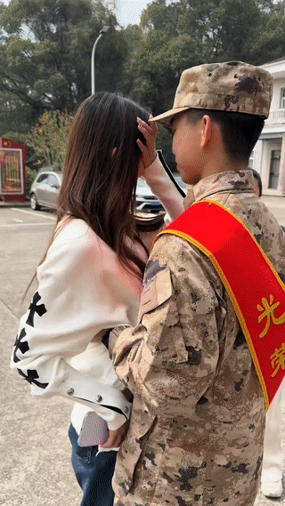 年轻男孩当兵入伍。男孩的女朋友依依不舍的来到现场送别。两个人相拥而泣，直到最