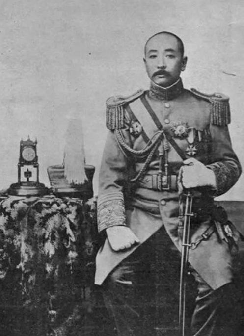 张作霖的警卫连长，请假三天回家相亲，张作霖问他成了吗？他说：“女方家要10块彩礼