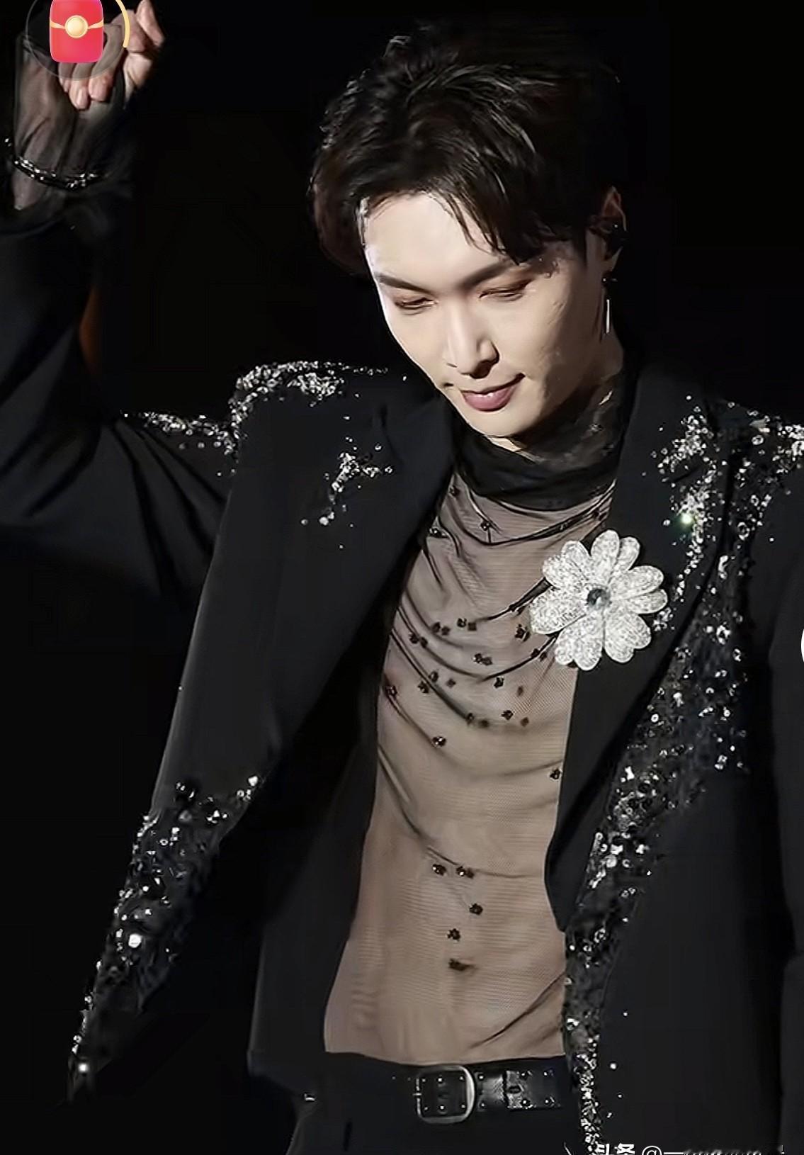 张艺兴一曲《大花轿》，让全网女性集体“上头”。48小时播放量破8000万。男