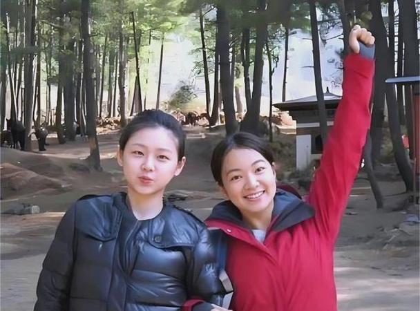 真是女大十变，11岁的小玥儿，越来越像妈妈了，扎着马尾辫，露出精致的五官，高挺