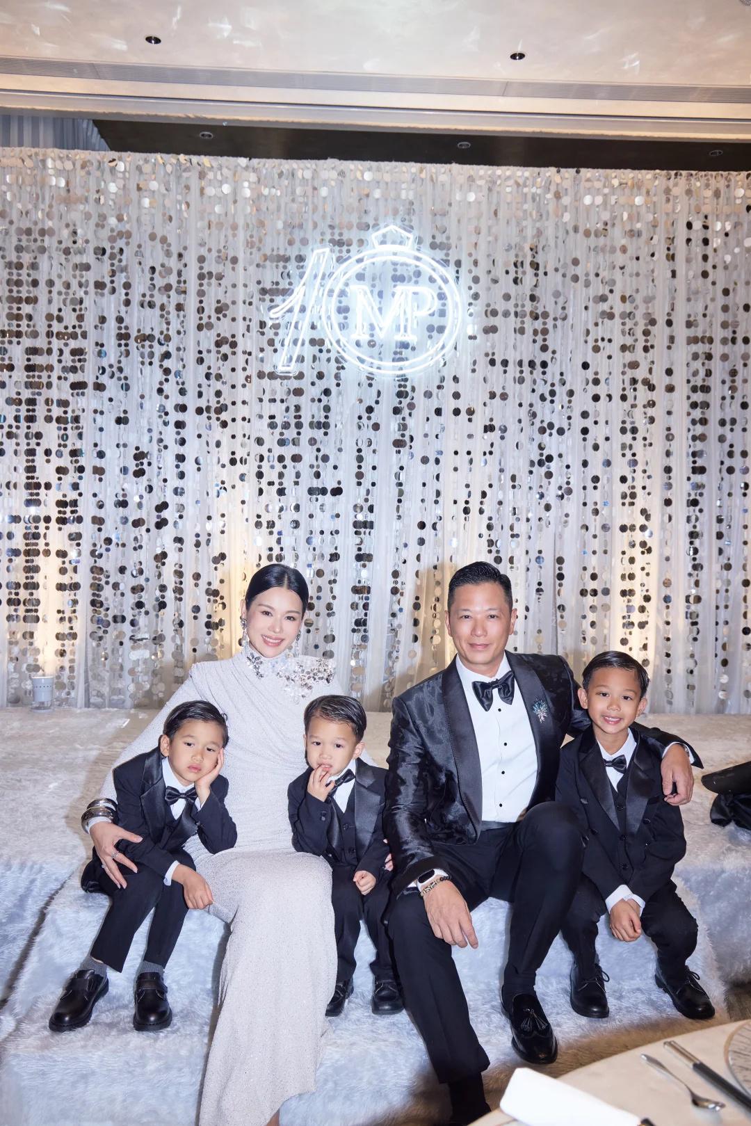 胡杏儿晒全家福庆祝和老公李承德结婚10周年，两人还特意举行了周年仪式。她的