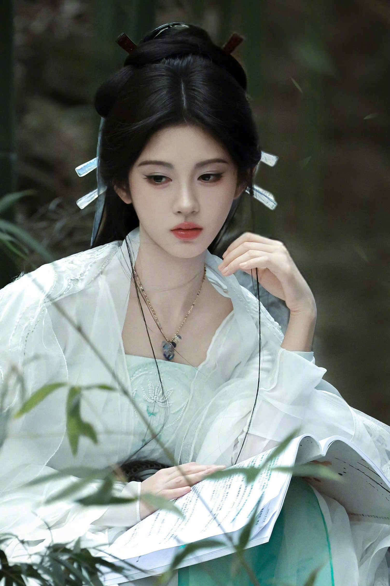 鞠婧祎来战几根簪子一挽，清冷仙气全拿捏👌简单造型反封神~​​​