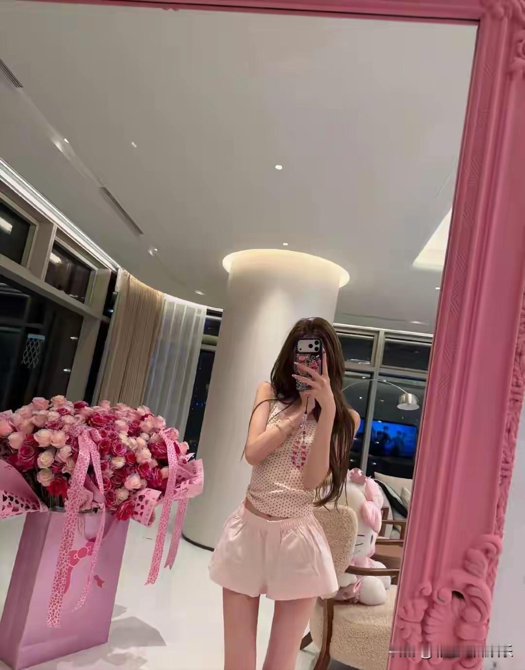 王思聪送懒懒999朵玫瑰花高调秀恩爱，懒懒也早就以女主人自居，他们现在同居只差领